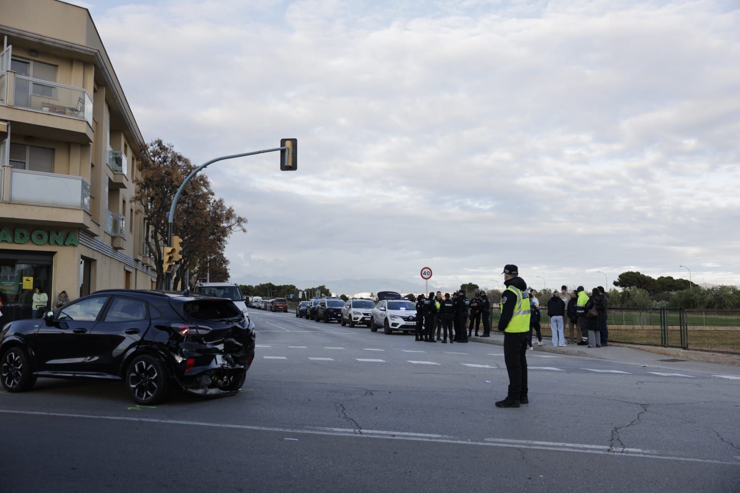 Un hombre mata a su pareja a puñaladas a su mujer delante de su hija pequeña mientras conducía y sufre un accidente en Can Pastilla