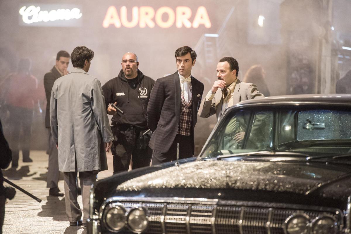 Rodatge de la sèrie "Hache", amb Eduardo Noriega (d'esquena) amb Javier Rey i Marc Martínez. Al fons, el cinema Aurora