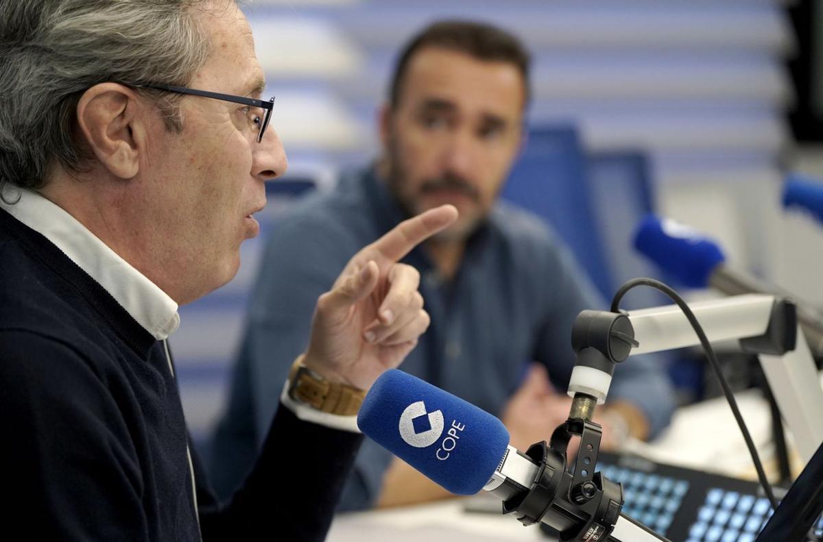Paco González, con Juanma Castaño al fondo, durante «El partidazo de Cope». | José Luis roca