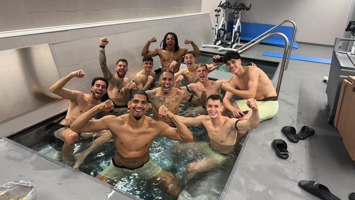 Los jugadores del Barça festejan el triunfo sobre el Atlético en el jacuzzi del estadio Metropolitano.
