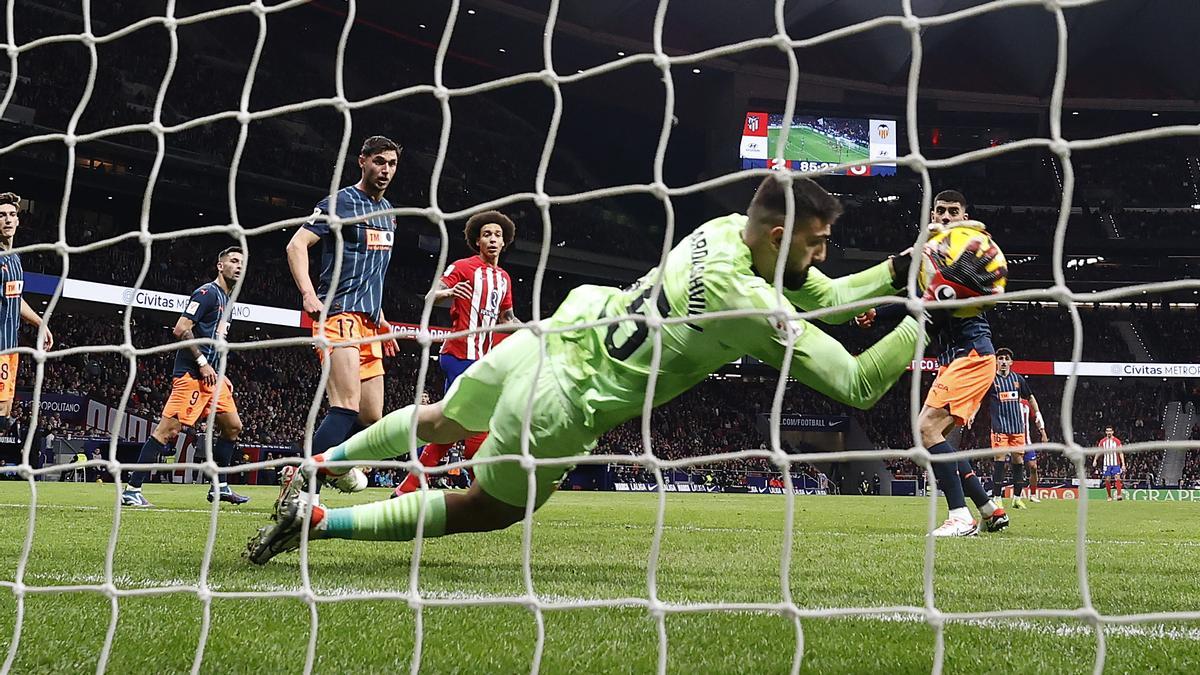 Mamardashvili en un partido con el Valencia