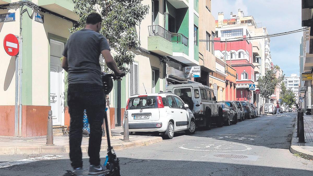 Un joven circula en patineta por las calle de la capital grancanaria.