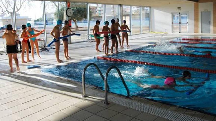 Alumnos del colegio Liceo de Benicàssim nadan por un euro en la piscina municipal