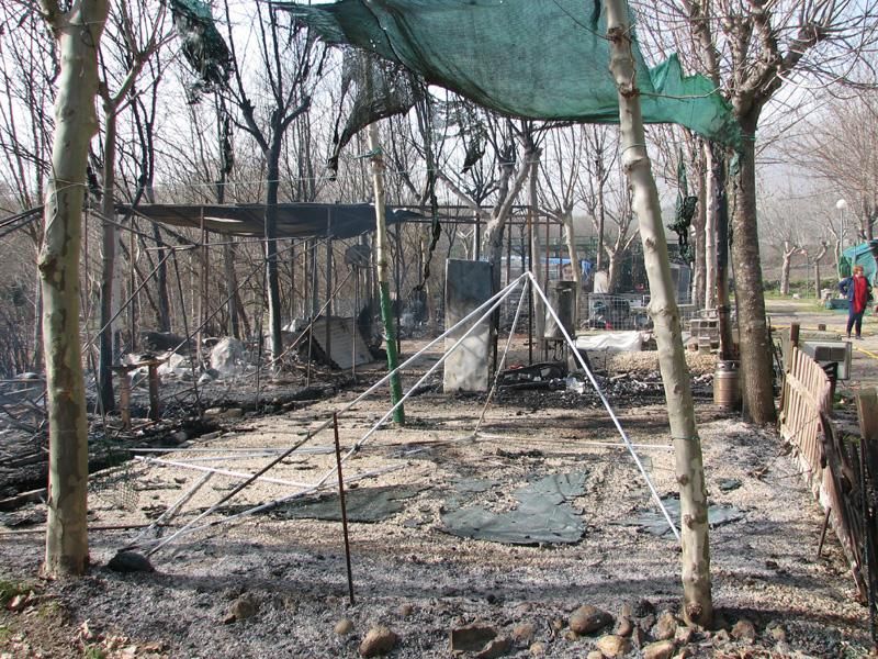 Incendio en el camping Garganta de Cuartos de Losar de la Vera (Cáceres)