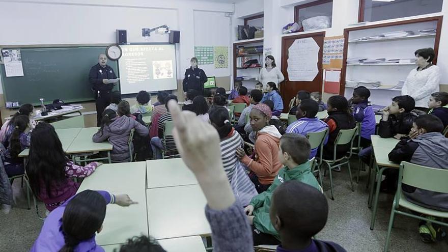 Dos policías dando una charla sobre acoso escolar en un centro de Palma.