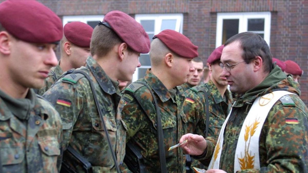 Un capellán alemán da regalos a las tropas alemanas en el Norte de Alemania.