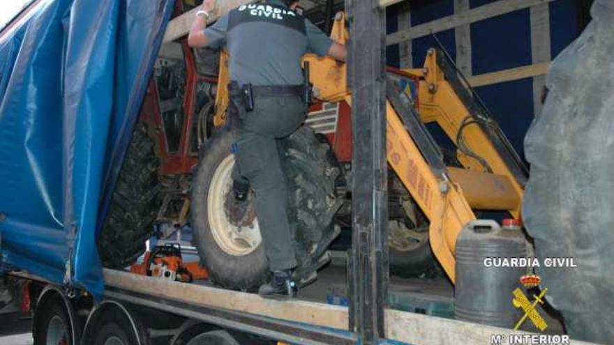 Un guardia civil inspecciona los vehículos en uno de los camiones interceptados en la madrugada de ayer.