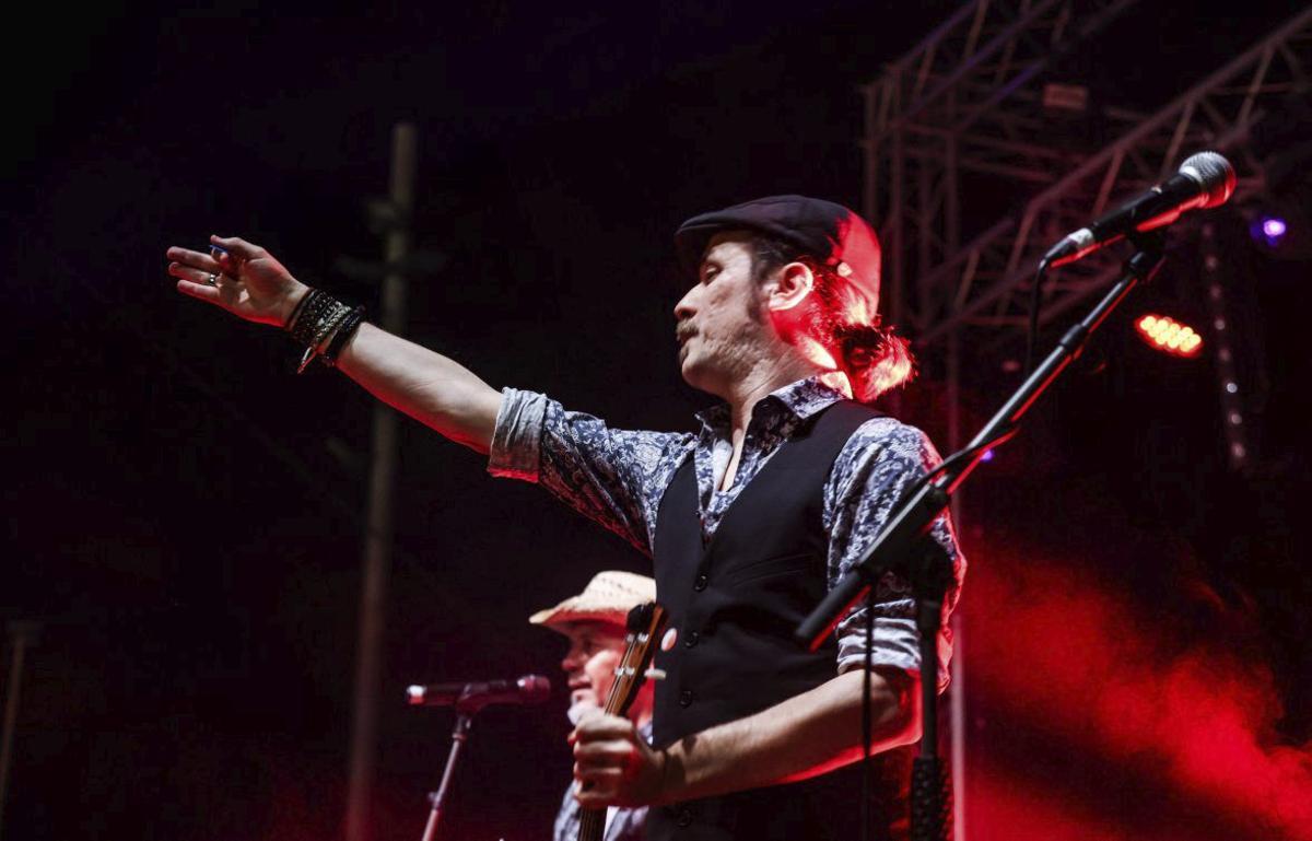 Joan Barbé se dirige al público durante el concierto. | FOTOS: TONI ESCOBAR