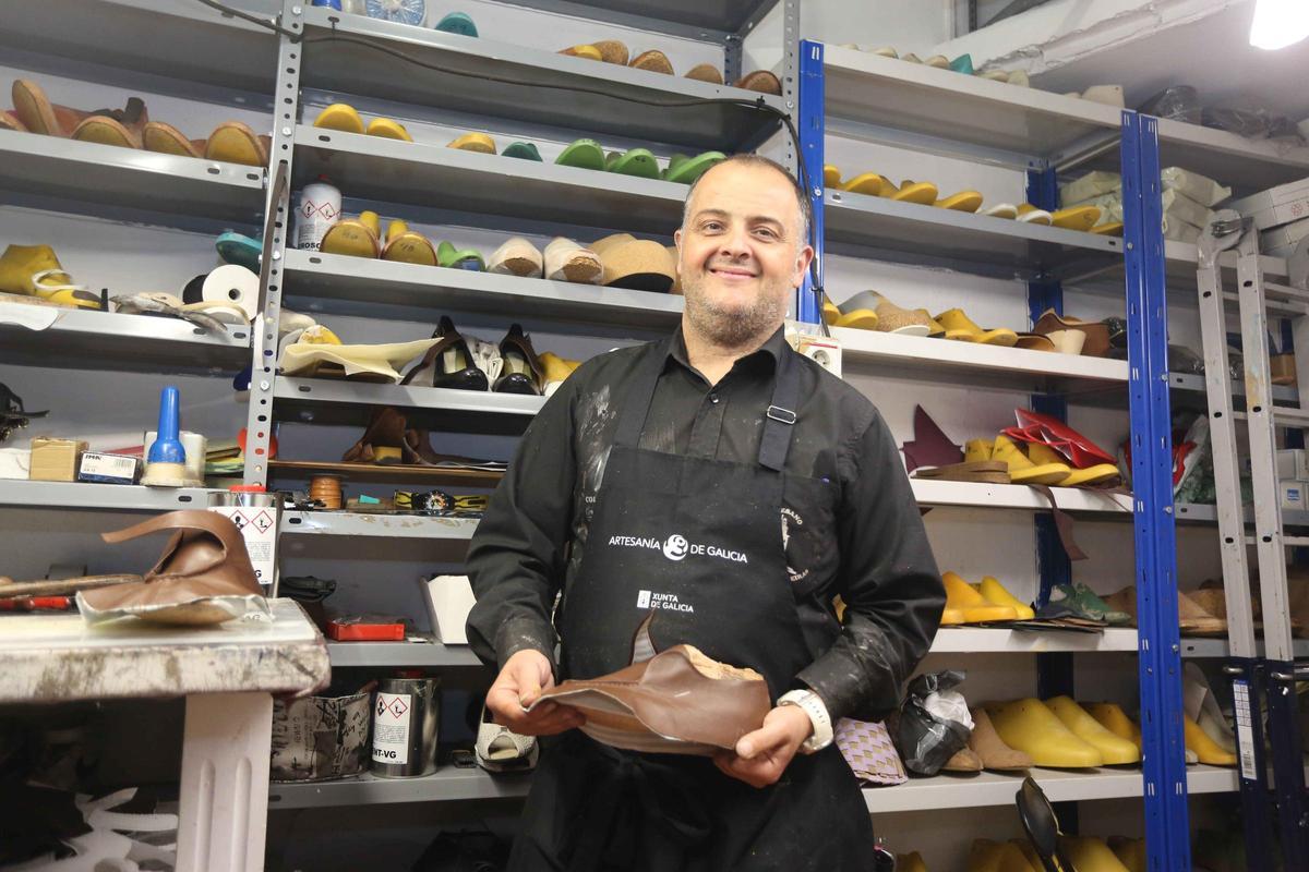 El artesano zapatero Marcelo Rodríguez, creador de los zapatos de Cristina Pedroche para las campanadas en la Nochevieja de 2023, en su taller de A Coruña.