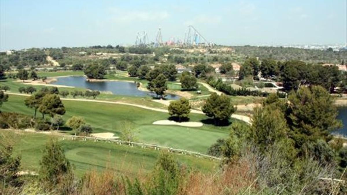 Vista de los terrenos donde está previsto levantar BCN World, con Port Aventura al fondo.