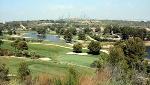 Vista de los terrenos donde se ha previsto levantar BCN World, con Port Aventura al fondo.