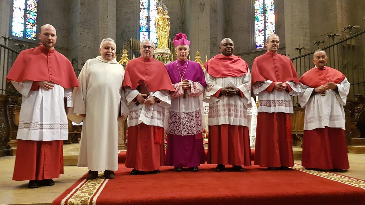 El bisbe Romà amb una representació dels vuit canonges del Capítol de Canonges de la Basílica de la Seu