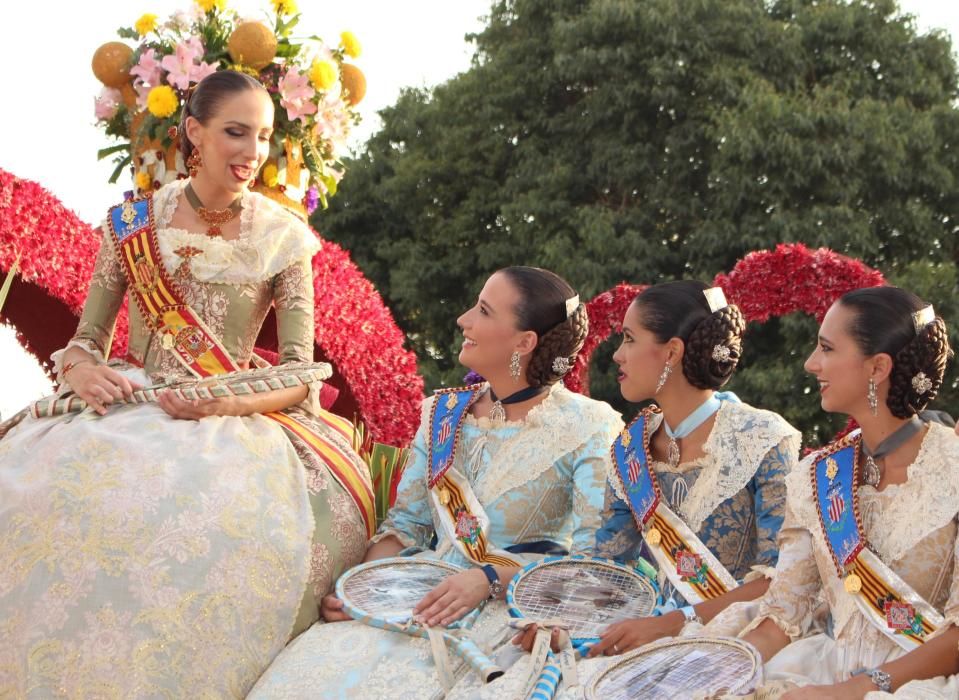 Tres generaciones de falleras en la Batalla de Flores