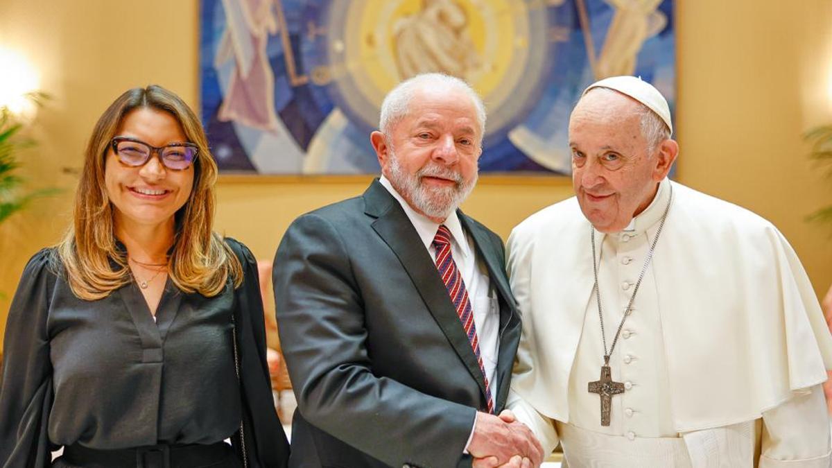 Lula, su mujer, y el Papa.