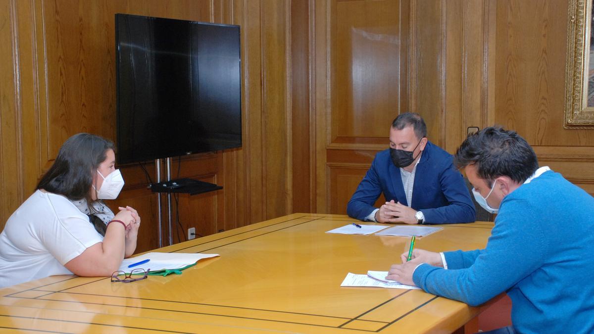 Reunión en la Diputación con la Plataforma de Usuarios del AVE de Castilla y León.