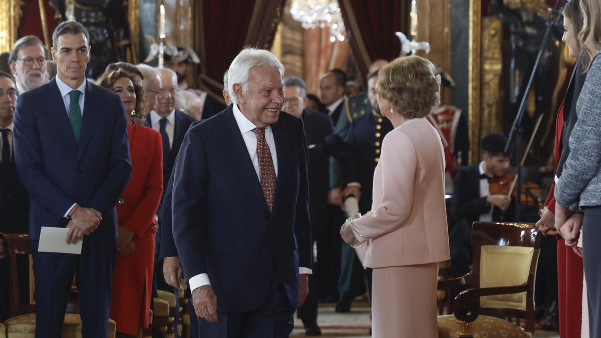 Acto para la imposición del collar de la insigne orden del Toisón de Oro a la reina Sofía, Miquel Roca, Miguel Herrero Rodríguez de Miñón y al expresidente Felipe González.