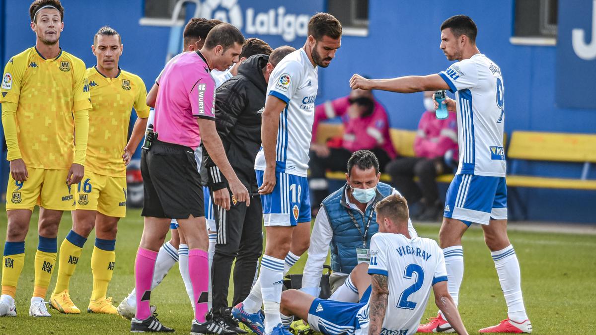 Vigaray es atendido por el doctor De los Mártires tras lesionarse en Alcorcón