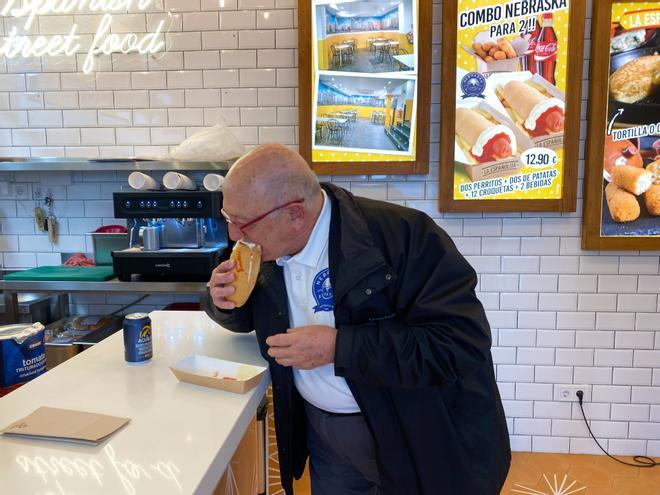 Vuelve a Gran Vía el perrito Nebraska, el más famoso de Madrid