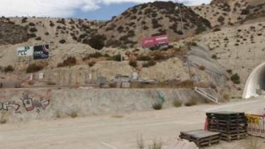 Imagen que presenta la entrada del túnel del tranvía en la Serra Grossa, cerrado desde la primavera de 2011.