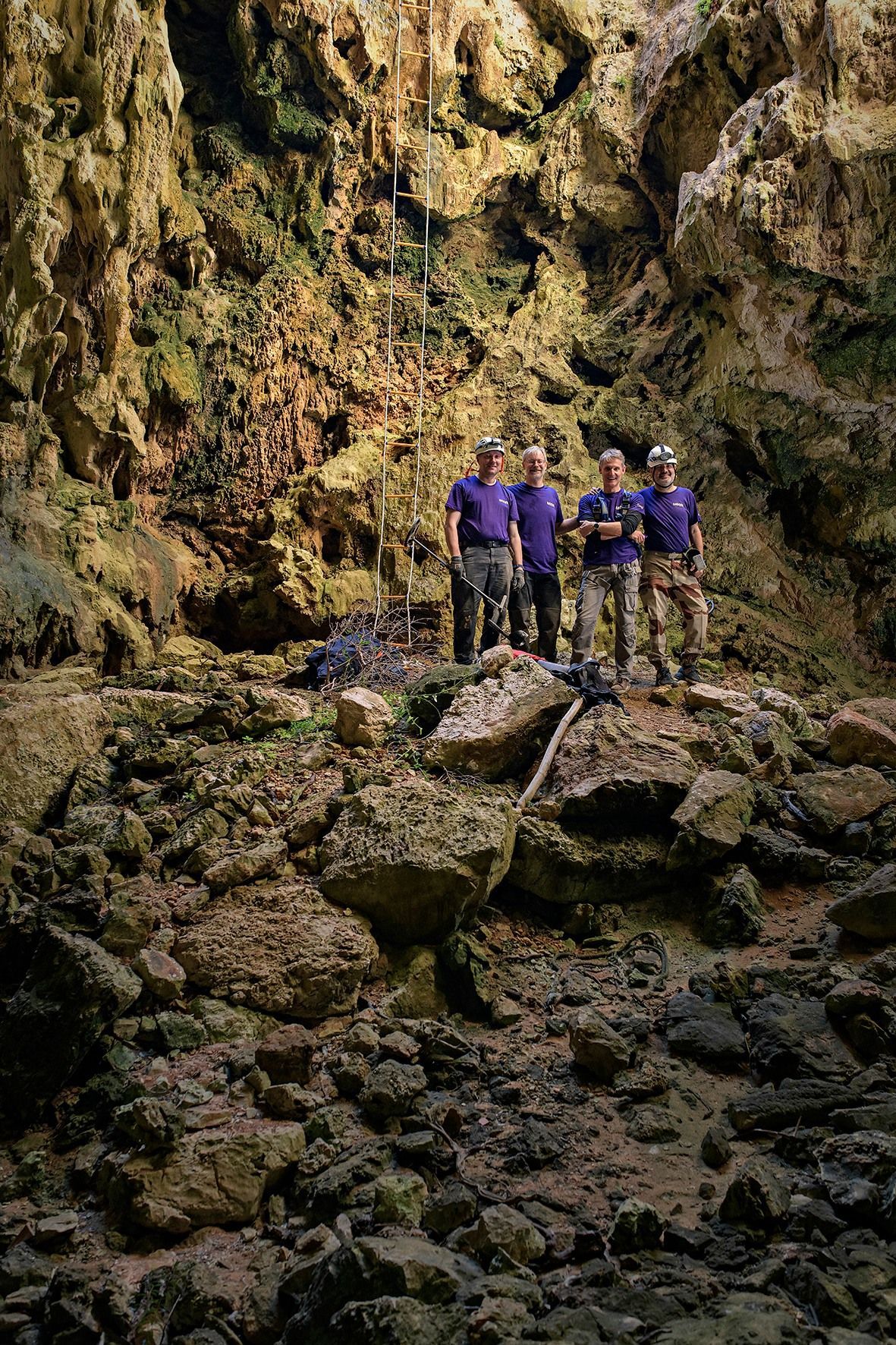 Las fotos de la misión francesa que han descubierto ciento de inscripciones de soldados de Napoleón en una cueva de Cabrera