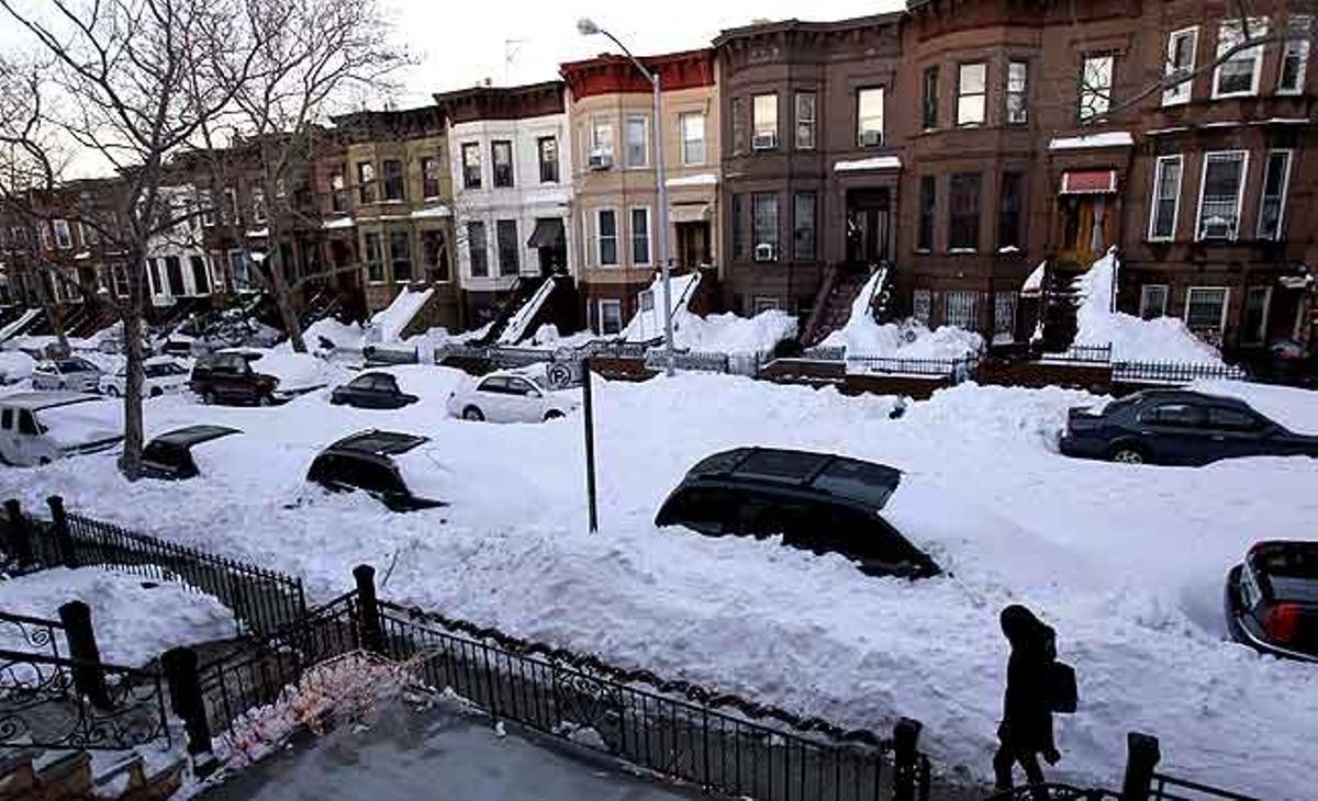 La neu cobreix els cotxes d’un carrer de Sunset Park a Brooklyn, Nova York (Estats Units).