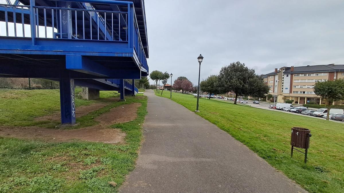 La zona en la que estaba el parque biosaludable de La Corredoria completamente vacía.