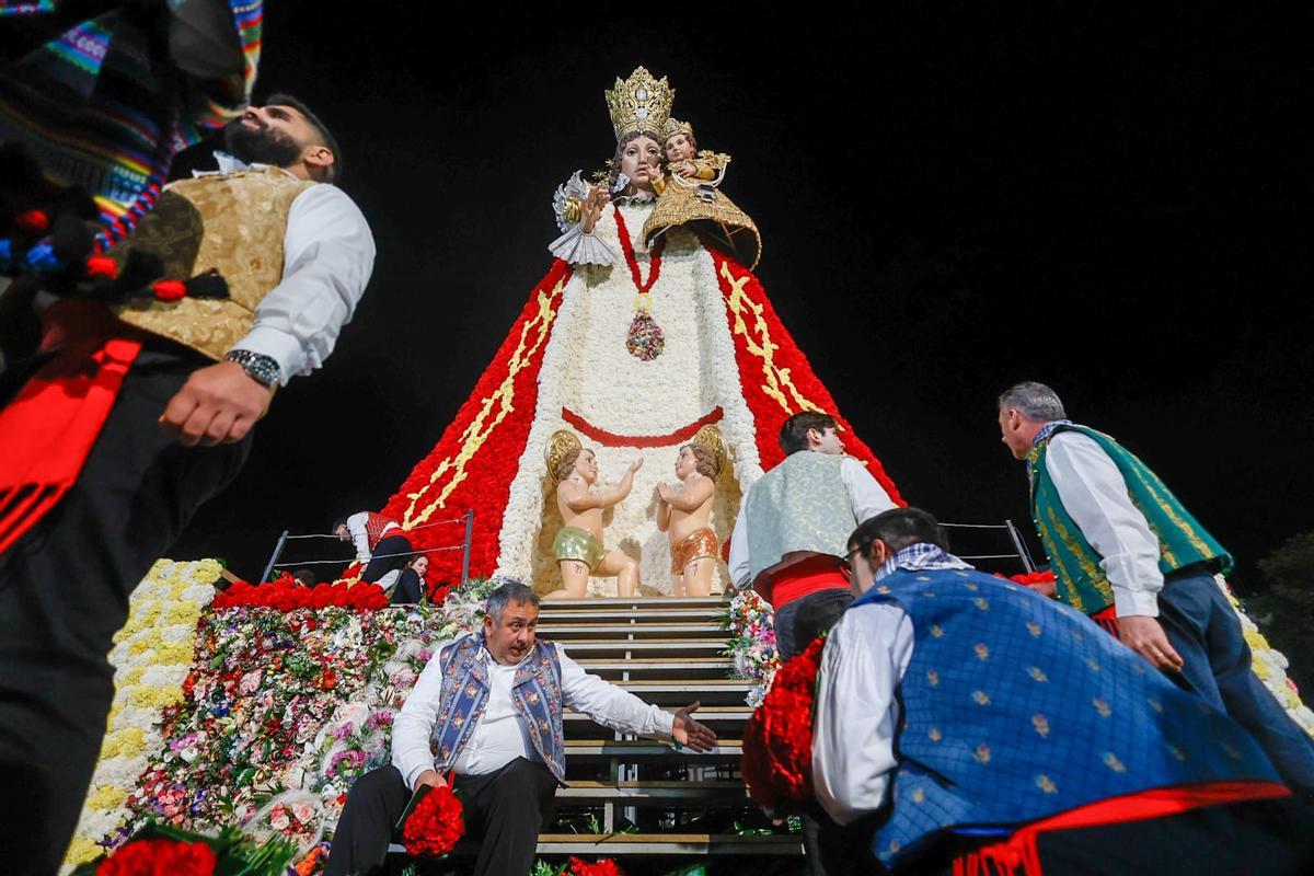 El manto de la Virgen ya luce su mensaje contra la violencia