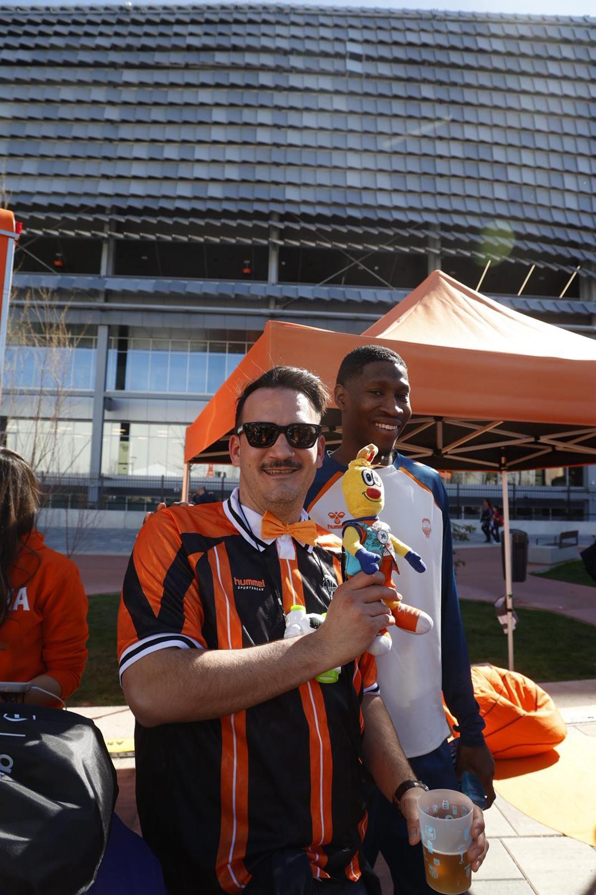 Algunos jugadores del Valencia Basket se pasan por la Fan Zone taronja