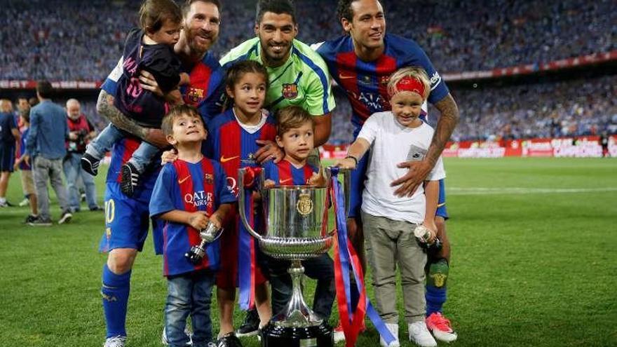 Messi, Suárez y Neymar, con sus hijos. // Reuters
