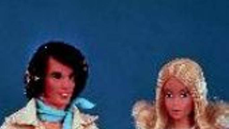 La muñeca Barbie abandona a Ken por un surfista