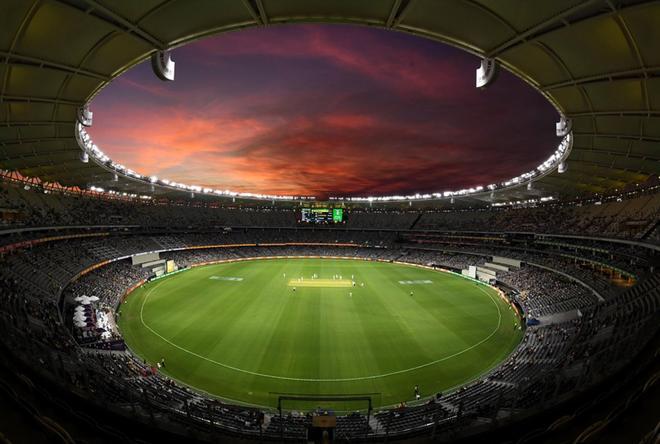 Los jugadores permanecen en el campo durante la puesta de sol tras el primer partido de preparación entre Australia y Nueva Zelanda de fútbol australiano en el Estadio Optus en Perth.