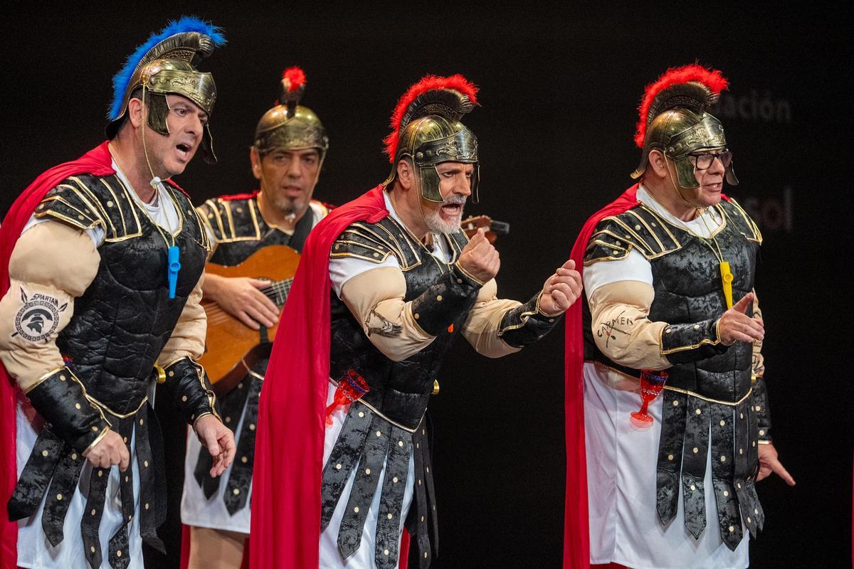 'Los legías con G', la chirigota de Tenerife durante su actuación en el Falla.