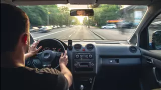 Un coche amarillo circulando a más de 410 km/h: así es el coche que busca la Policía que ha batido dos veces el récord de velocidad