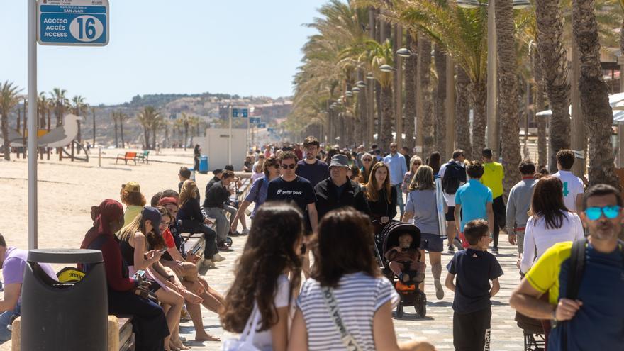 La Playa de San Juan registra un lleno &quot;familiar&quot; durante la Semana Santa