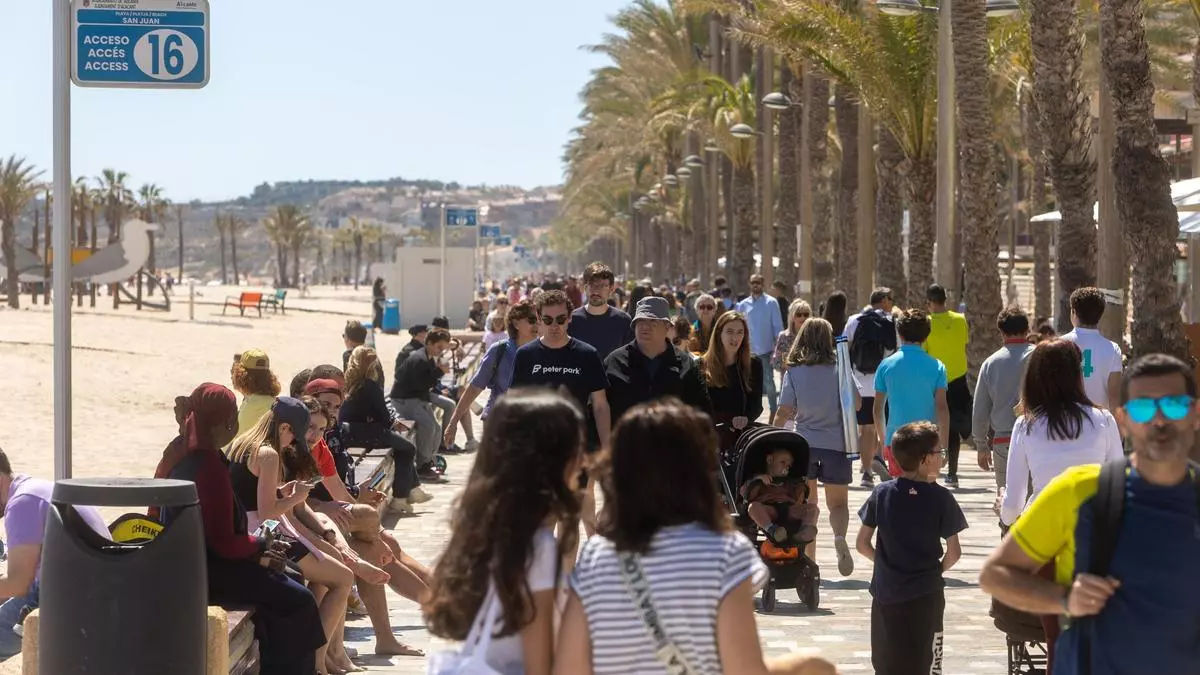 La Playa de San Juan registra un lleno "familiar" durante la Semana Santa