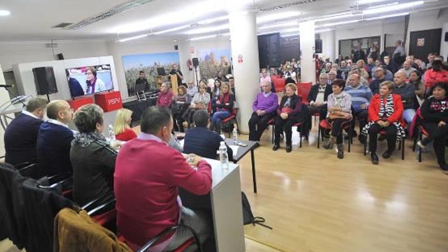 Un instante de la asamblea del PSOE celebrada ayer en la sede local del partido.