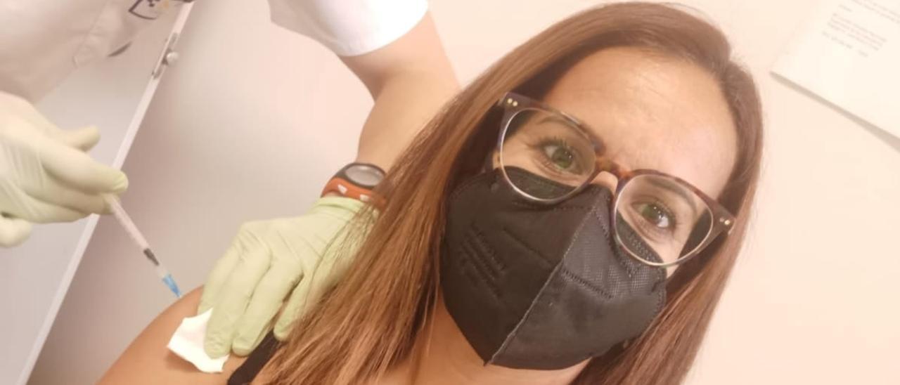 Lola Domínguez, embarazada, se vacuna contra la covid en Lanzarote.