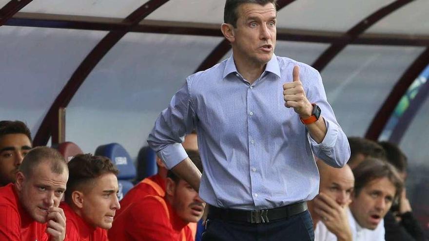 Juan Carlos Unzué hace un gesto de aprobación a sus jugadores durante el partido del pasado domingo en Iprutua. // LOF