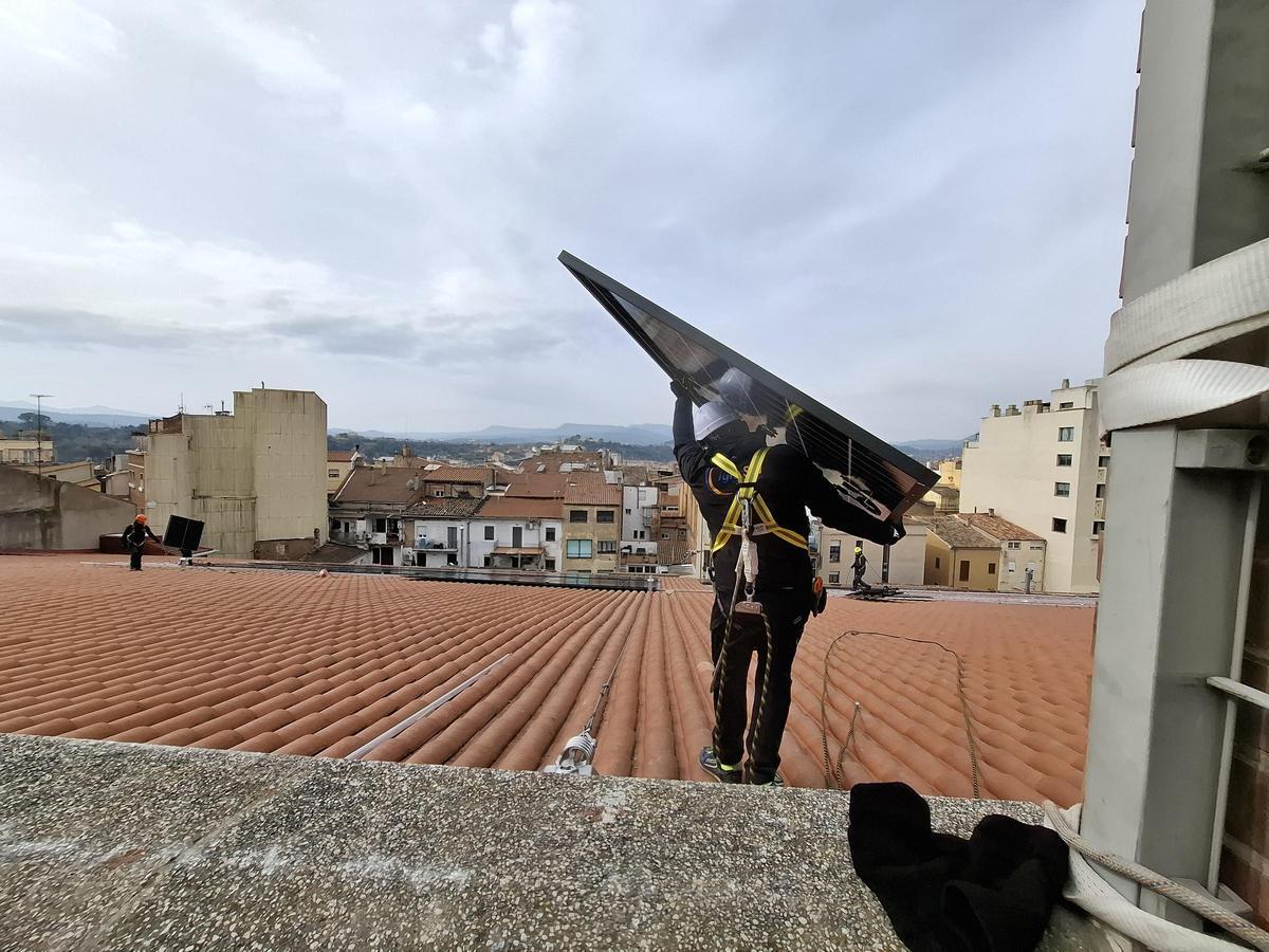 S'instal·len 165 plaques fotovoltaiques