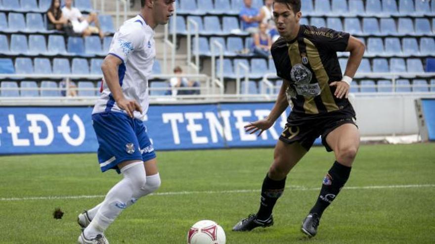 Cristian Sánchez (a la izquierda) ante Cristo Martín, en un partido del Avilés.