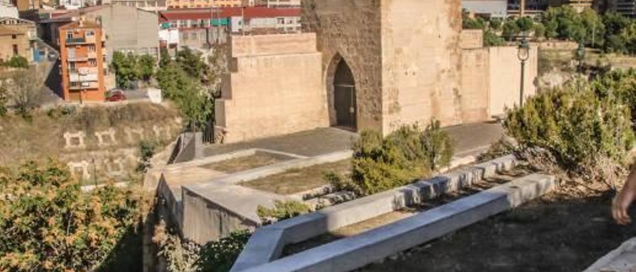 Zona degradada en las proximidades de la Torre Na Valora y miradores deteriorados por el vandalismo y el abandono.