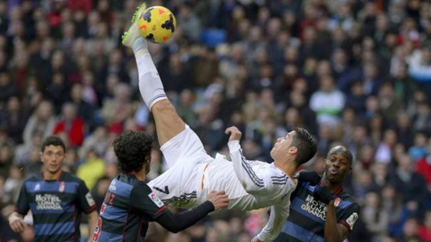 Cristiano pone al Madrid líder provisional (2-0)