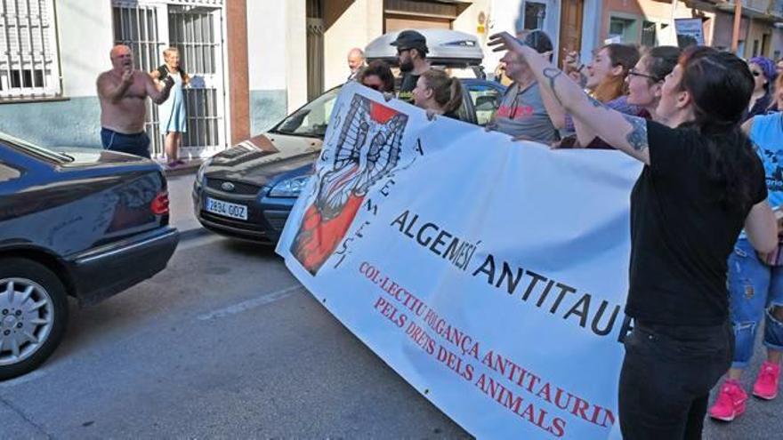 Los antitaurinos vuelven a protestar en Algemesí