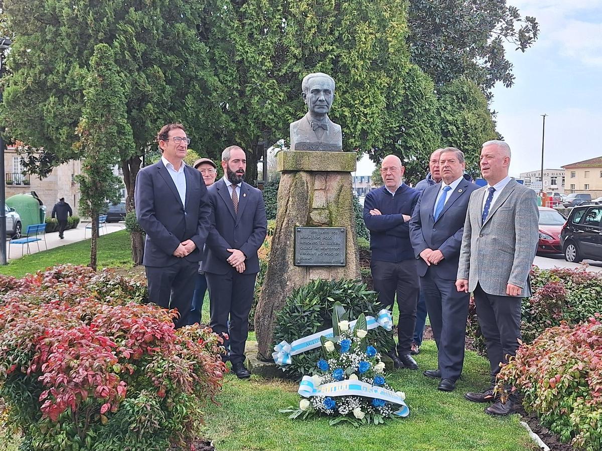Pola esquerda, Antonio Leira, Julián Bustelo, Miguel Anxo Seixas, Julio Abalde e Valentín García, na ofrenda floral ante o busto de Castelao.