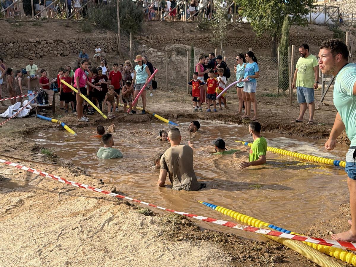 La Brutatló Kids reúne a 240 jóvenes en una tarde de deporte, barro y diversión en Andratx