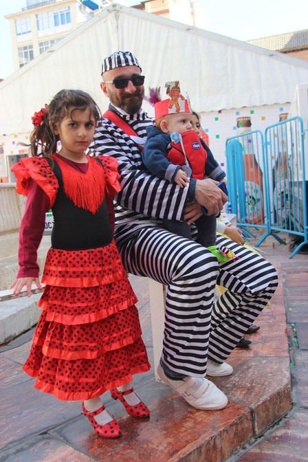 Las familias y los niños disfrazados toman las calles del centro de Málaga el primer domingo de Carnaval.