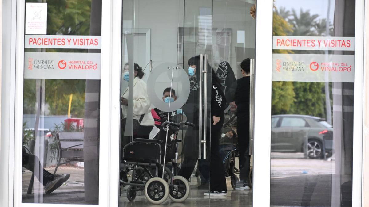 El servicio de Urgencias del Hospital del Vinalopó en Elche padece una gran presión asistencial desde hace semanas por la gripe