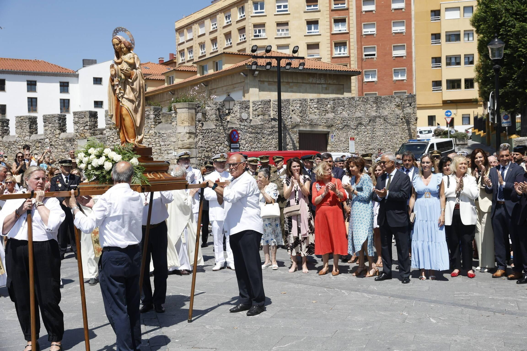 La misa con la Armada y la ofrenda floral del Carmen en Gijón, en imágenes