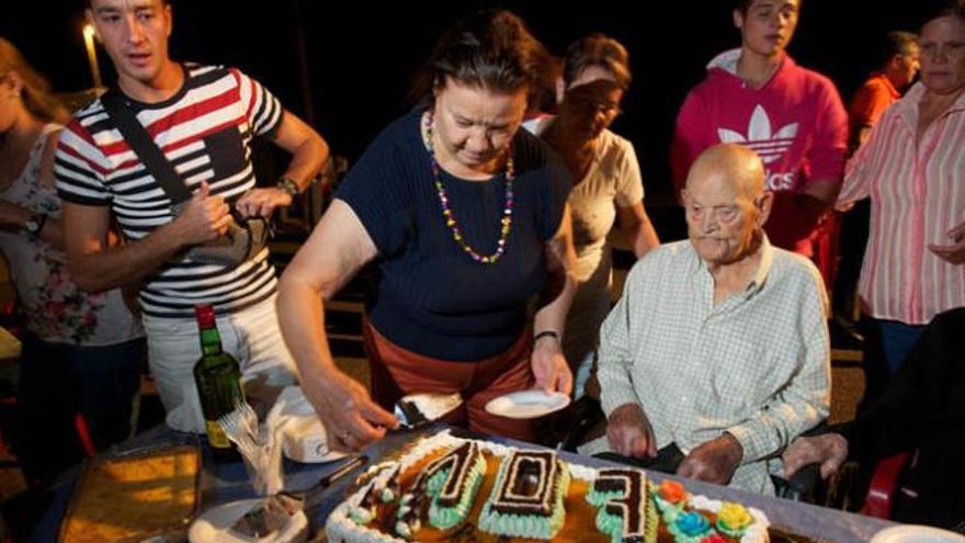 Domingo Cabrera junto a su familia con la tarta de cumpleaños. | carlos de saá