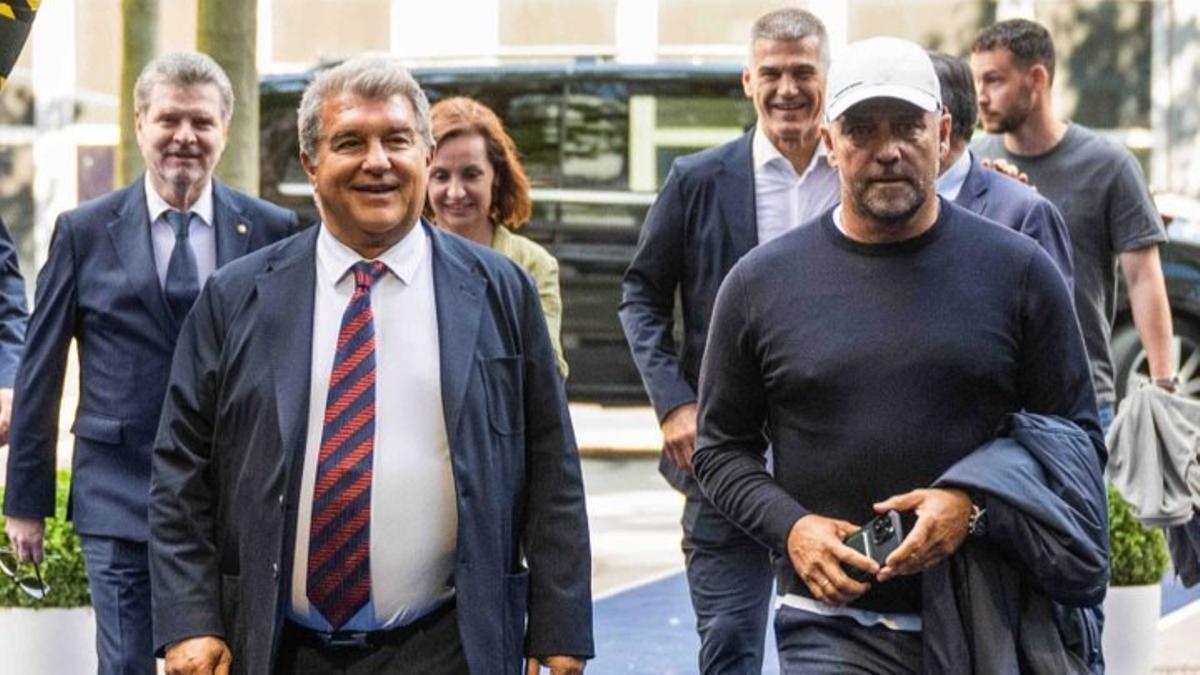 Laporta y Hansi Flick, a su llegada a Colonia para asistir a la final de la Champions de balonmano.